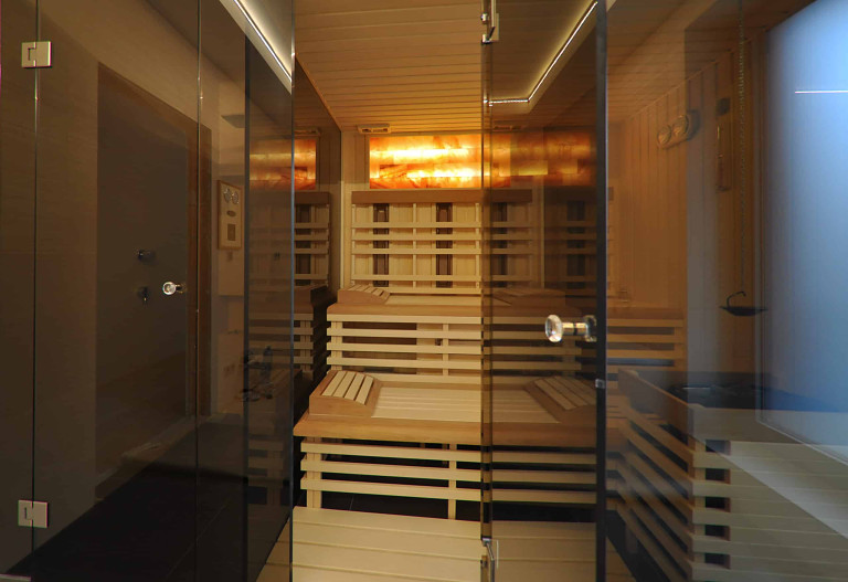Prosklená kombinovaná sauna z osiky | SAUNY VITAL