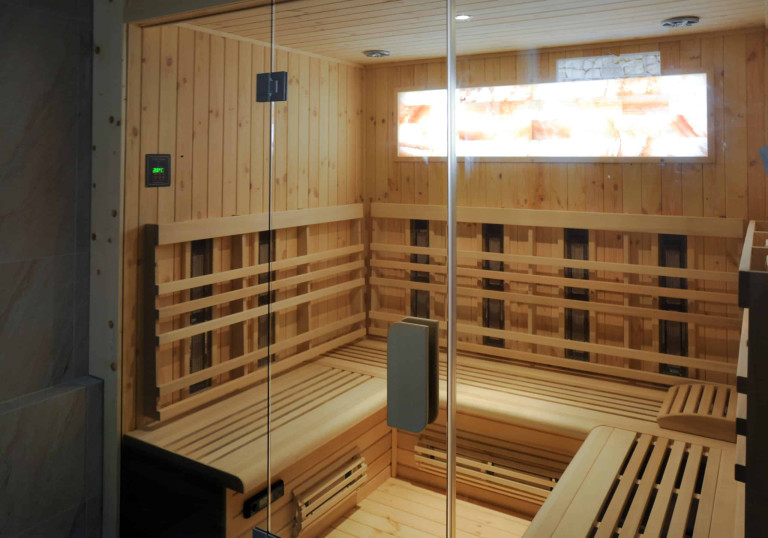 Borovicová sauna se solnou stěnou