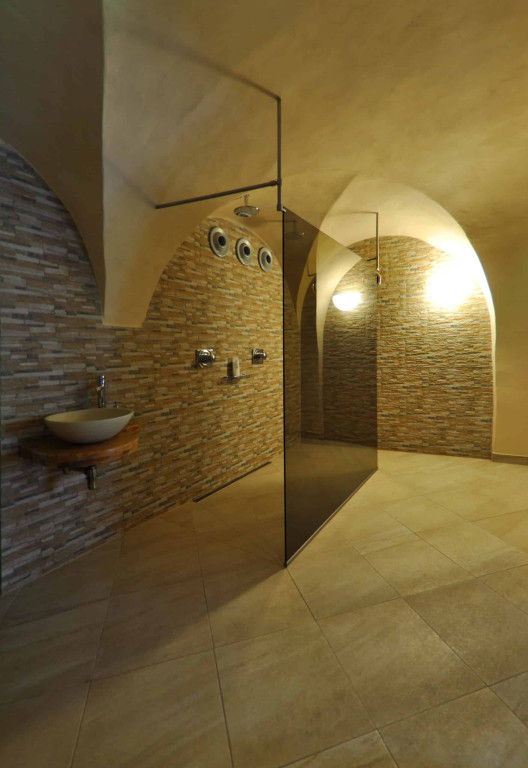 Sauna z cedru s proskleným stropem - zámek Hrubá skála