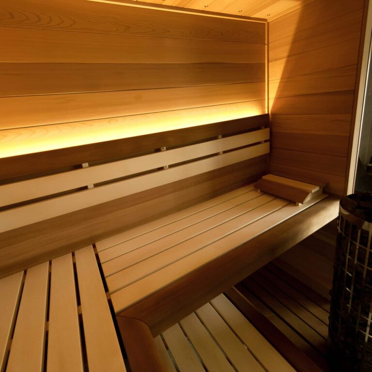 Finská sauna s kamny, lavicemi a osvětlenou stěnou. Velmi pěkná